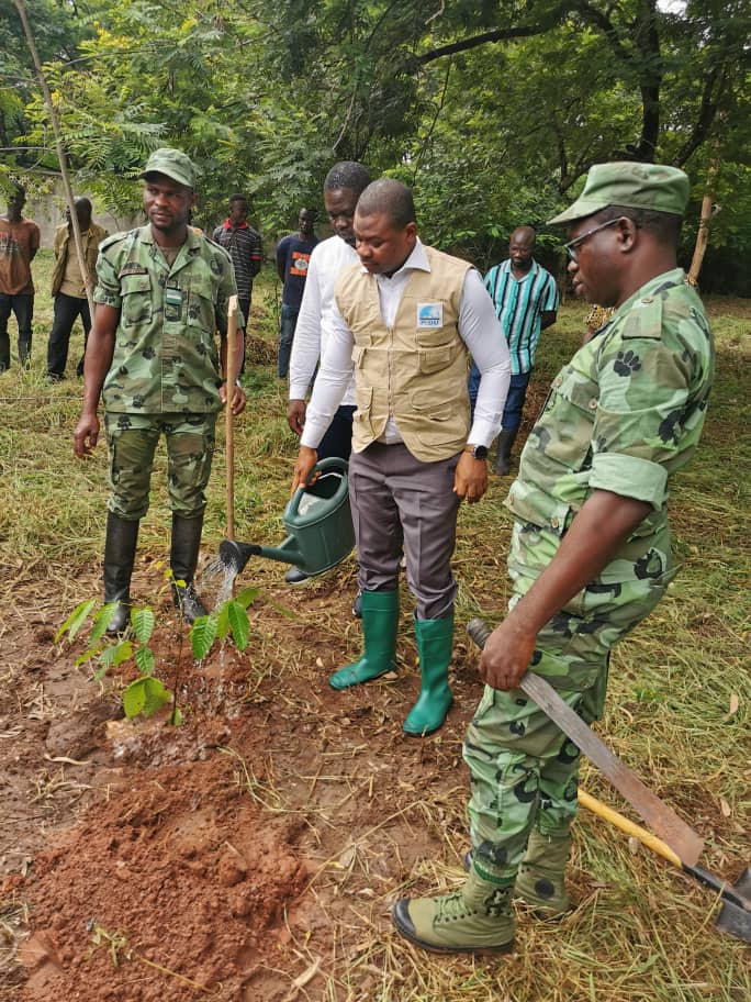 Le ministre Koffi TSOLENYANU arrosant le plant mis en terre